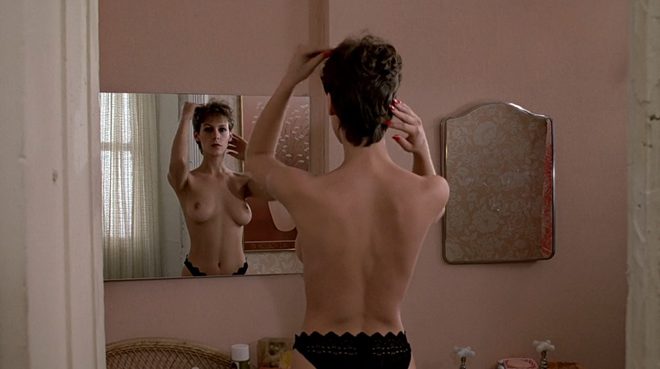 Jamie Lee Curtis naked in front of the mirror in 'Trading Places'