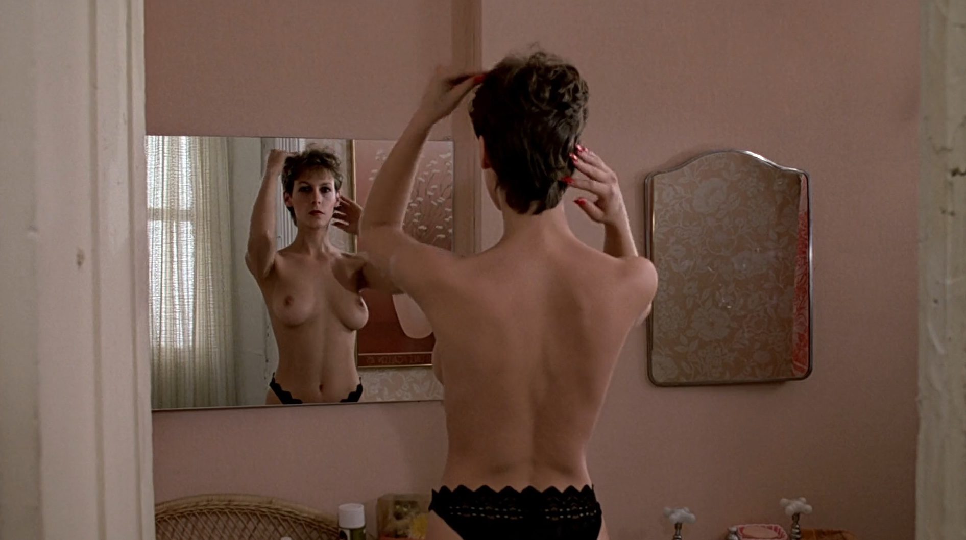 Jamie Lee Curtis naked in front of the mirror in 'Trading Places'