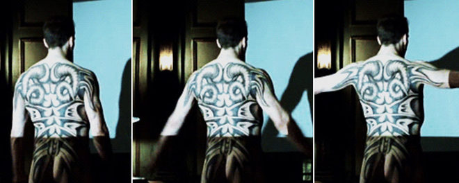 A completely naked Ralph Fiennes shows his ass in 'Red Dragon'