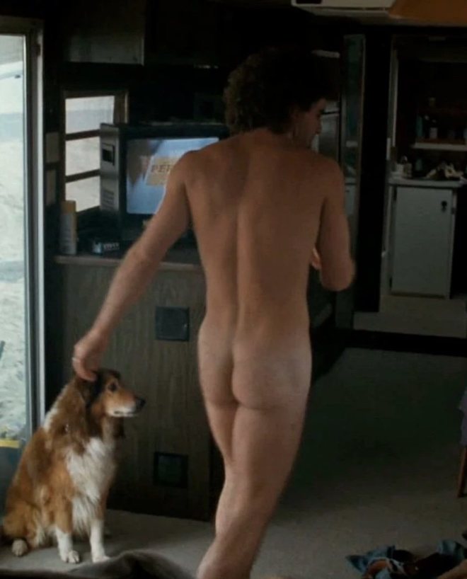 Mel Gibson shows his butt in 'Lethal Weapon'