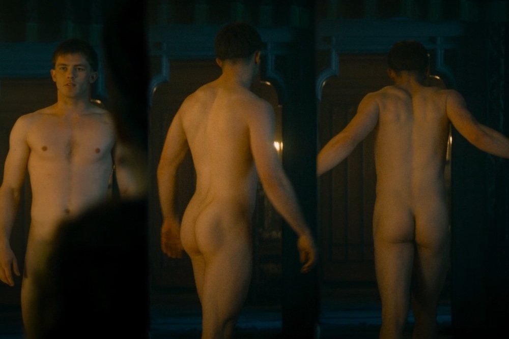Jannis Niewöhner shows his butt in 'Maximilian'