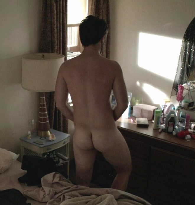 Justin Chatwin shows his butt in 'Shameless'