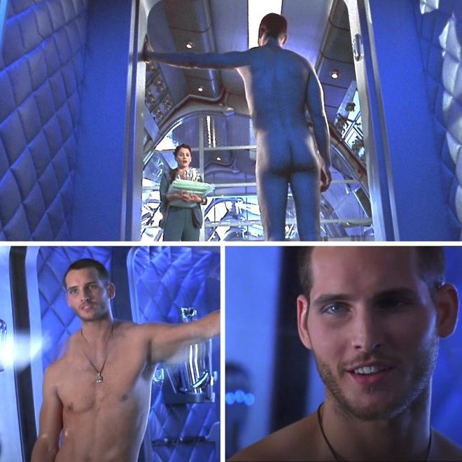 Peter Facinelli shows his butt in 'Supernova'