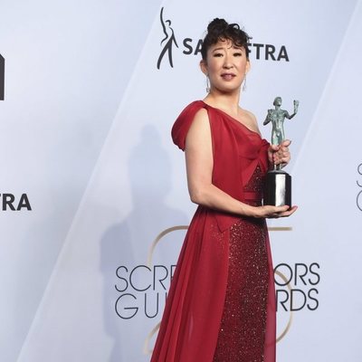 Sandra Oh poses with her award at the 2019 SAG Awards