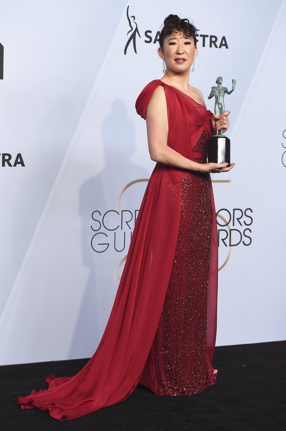 Sandra Oh poses with her award at the 2019 SAG Awards