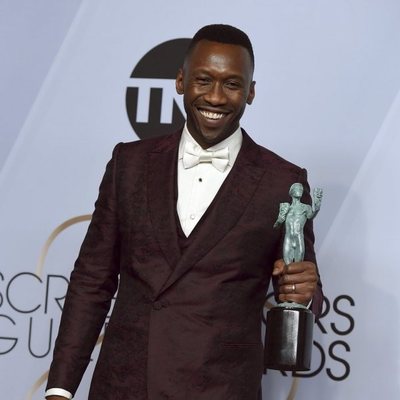 Mahershala Ali with his SAG award for Best Actor in a Supporting Role