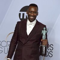 Mahershala Ali with his SAG award for Best Actor in a Supporting Role
