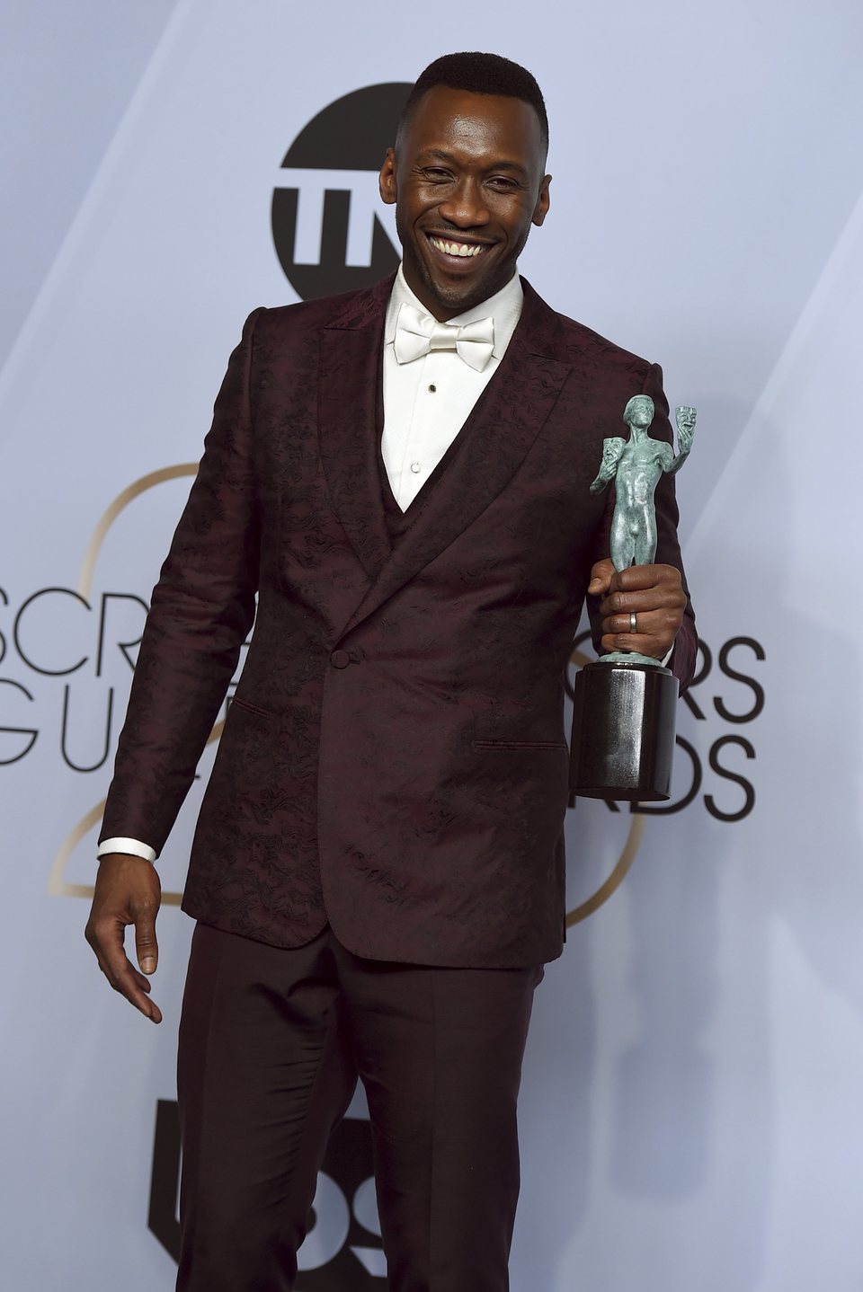 Mahershala Ali with his SAG award for Best Actor in a Supporting Role
