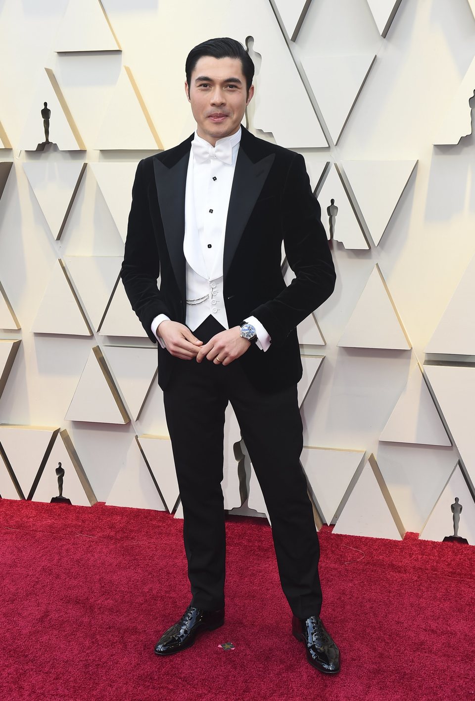 Henry Golding on the red carpet at the 2019 Oscars