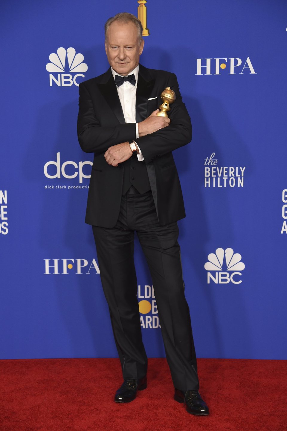 Stellan Skarsgård poses with his Golden Globe for 'Chernobyl'