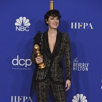 Phoebe Waller-Bridge poses with his Golden Globe for her role in 'Fleabag'