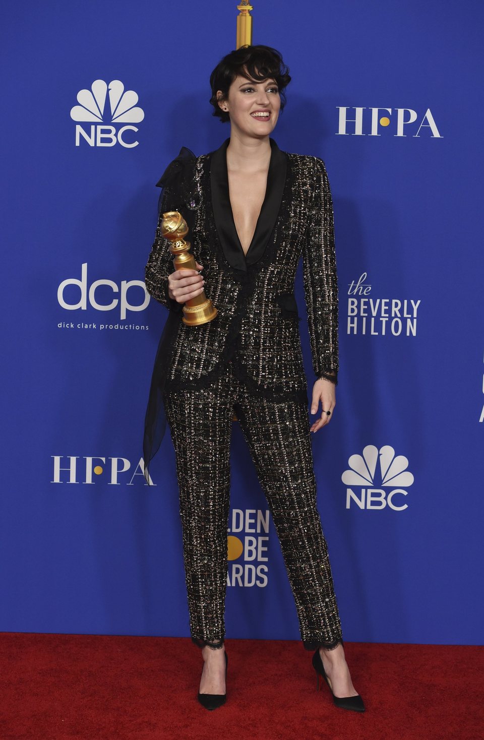 Phoebe Waller-Bridge poses with his Golden Globe for her role in 'Fleabag'
