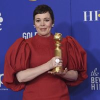 Olivia Colman poses with her Golden Globe 2020 for her role in 'The Crown'
