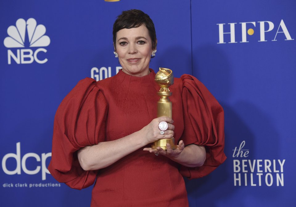 Olivia Colman poses with her Golden Globe 2020 for her role in 'The Crown'