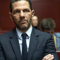 La chica del brazalete