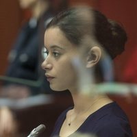 La chica del brazalete