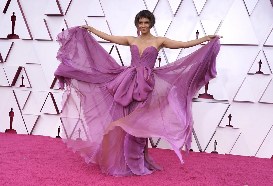 Halle Berry at the Oscars 2021 red carpet