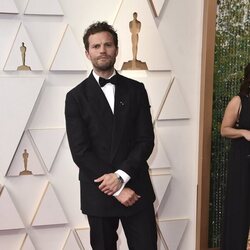 Jamie Dornan at the Oscars 2022 red carpet