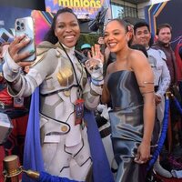 Chris Pratt together with a fan at the 'Thor: Love and Thunder' premiere in Los Angeles, June 23, 2022.
