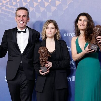 Aitor Belenguer, Yasmina Praderas and Fabiola Ordoyo at the winner's carpet of the 2023 Goya Awards