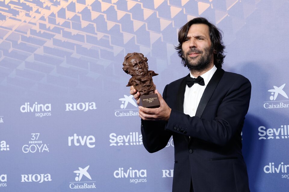 Enrique Costa at the winner's carpet of the 2023 Goya Awards