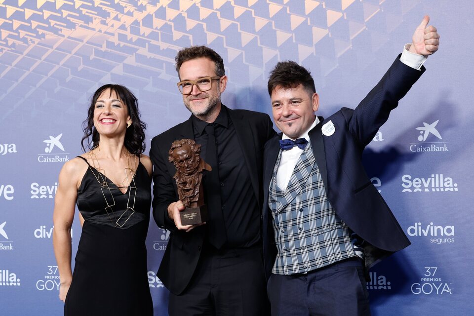 Amaia Remírez, Iván Zahínos and Raúl de la Fuente at the winner's carpet of the 2023 Goya Awards