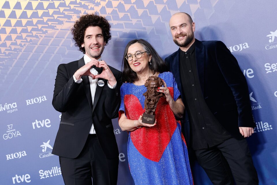Iván Miñambres, Chelo Loureiro and Alberto Vázquez at the winner's carpet of the 2023 Goya Awards