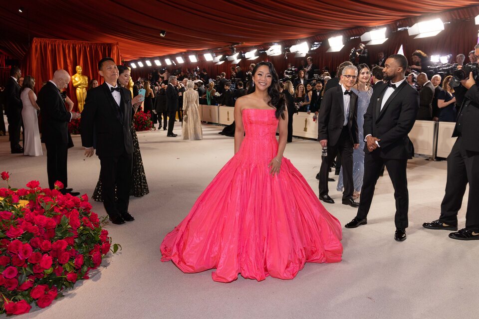 Stephanie Hsu at the champagne carpet of the Oscar Awards 2023