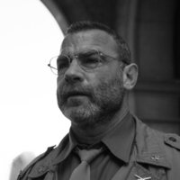 Al otro lado del río y entre los árboles