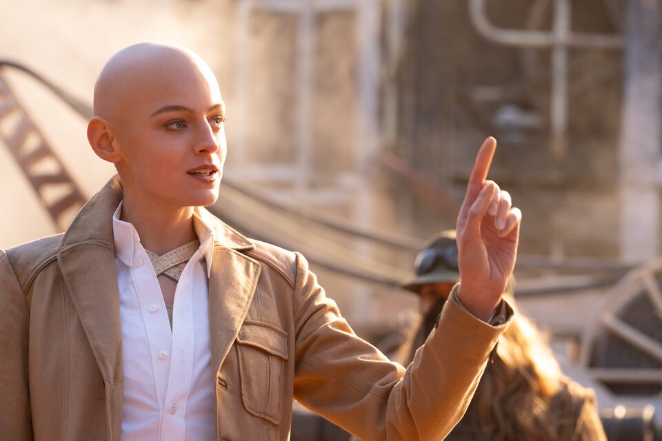 Imagen de la película Emma Corrin