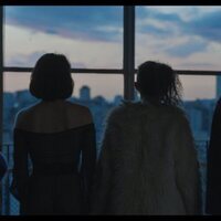 ¡Caigan las rosas blancas!