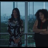 ¡Caigan las rosas blancas!