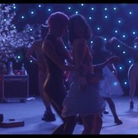 ¡Caigan las rosas blancas!