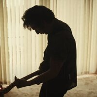 Jeremy Allen White cambia los cuchillos por la guitarra en el tráiler del biopic de Bruce Springsteen