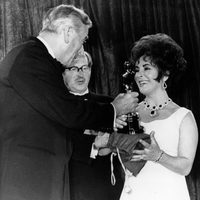 Elizabeth Taylor recoge el Oscar por '¿Quién teme a Virginia Woolf?'