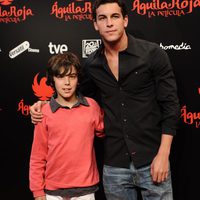 Mario Casas y su hermano Óscar en la premiére de 'Águila Roja, la película'