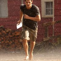 Taylor Lautner bajo la lluvia en 'Amanecer: Parte 1'