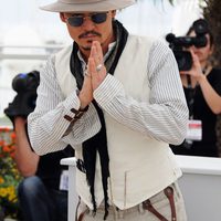 Johnny Depp saluda en el Festival de Cannes 2011
