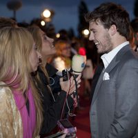 Sam Claflin sonríe ante los medios en la premiére de 'Piratas del Caribe'