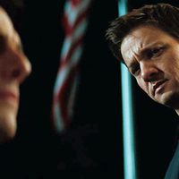 Jeremy Renner observa a Tom Cruise