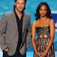 Chris Hemsworth y Zoe Saldana presentan un premio
