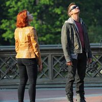 Scarlett Johansson y Jeremy Renner en el rodaje de 'Los Vengadores'