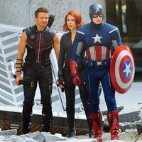 Chris Evans, Jeremy Renner y Scarlett Johansson con sus trajes de 'Los Vengadores'