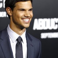Taylor Lautner sonríe en Los Angeles
