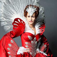 Julia Roberts viste como un pavo real en 'Snow White'