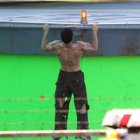 Henry Cavill sube a un hangar en Vancouver