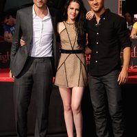 Robert Pattinson, Kristen Stewart y Taylor Lautner posan delante del Teatro Chino