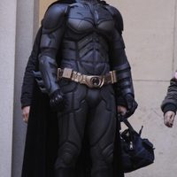 Christian Bale mira al cielo en el set de 'El Caballero Oscuro: La leyenda renace'