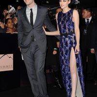Robert Pattinson y Kristen Stewart pasean por la alfombra roja de Los Angeles
