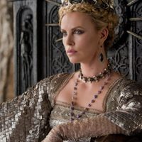 Charlize Theron, sentada en su trono de 'Blancanieves y la leyenda del cazador'